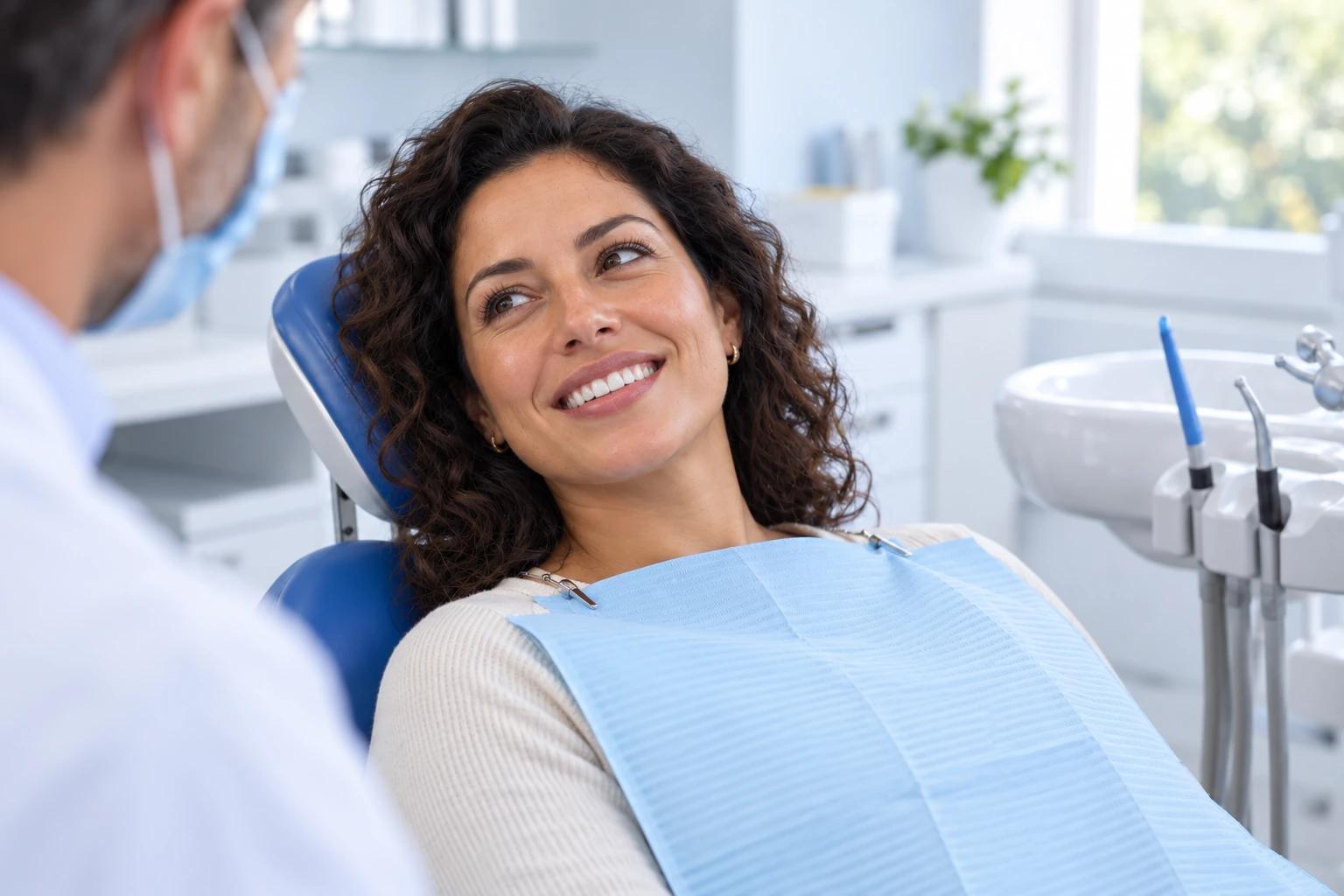 Paciente adulta sorrindo durante atendimento odontológico